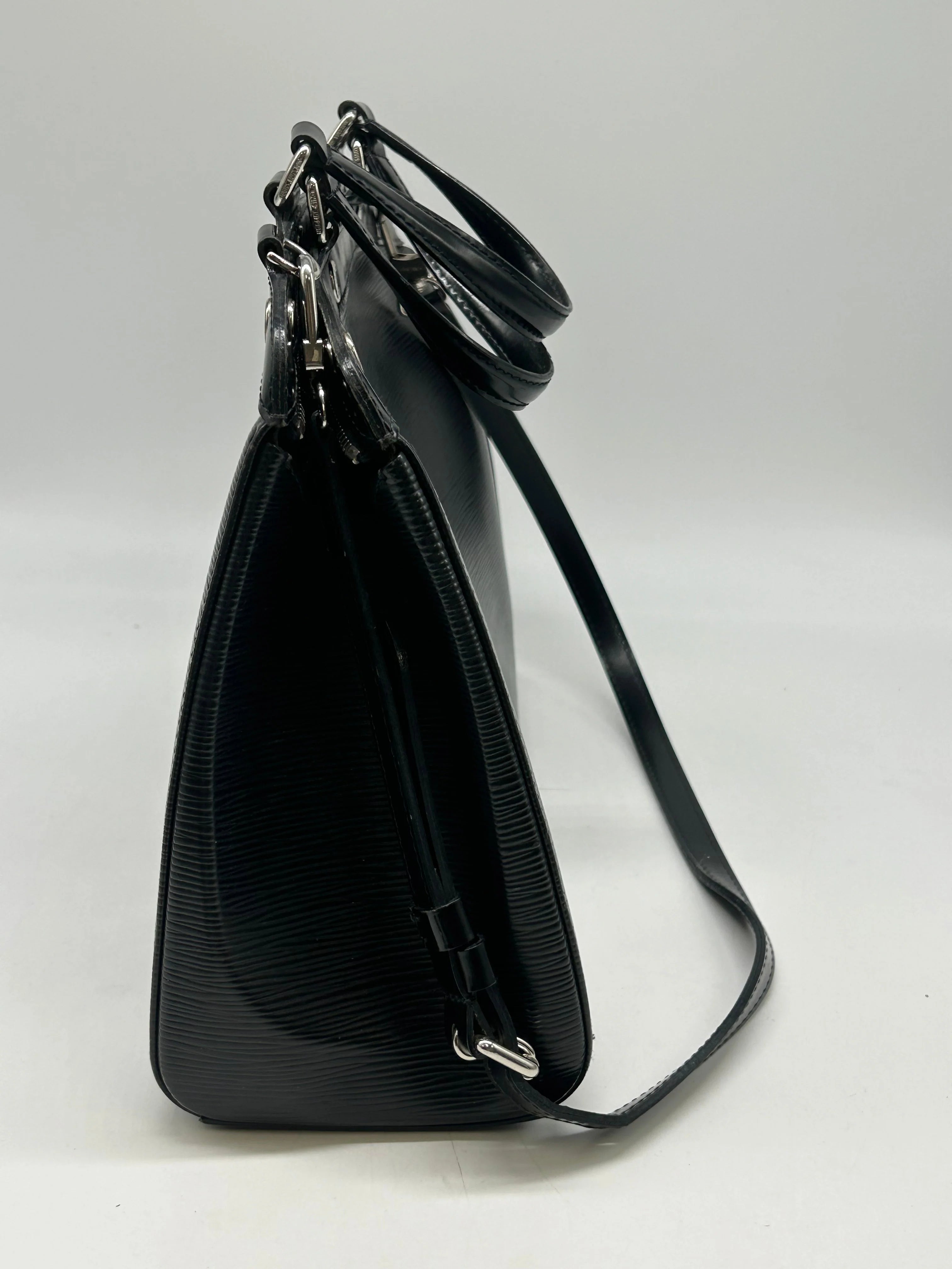 Handbag Luxury Designer By Louis Vuitton, Size: Medium