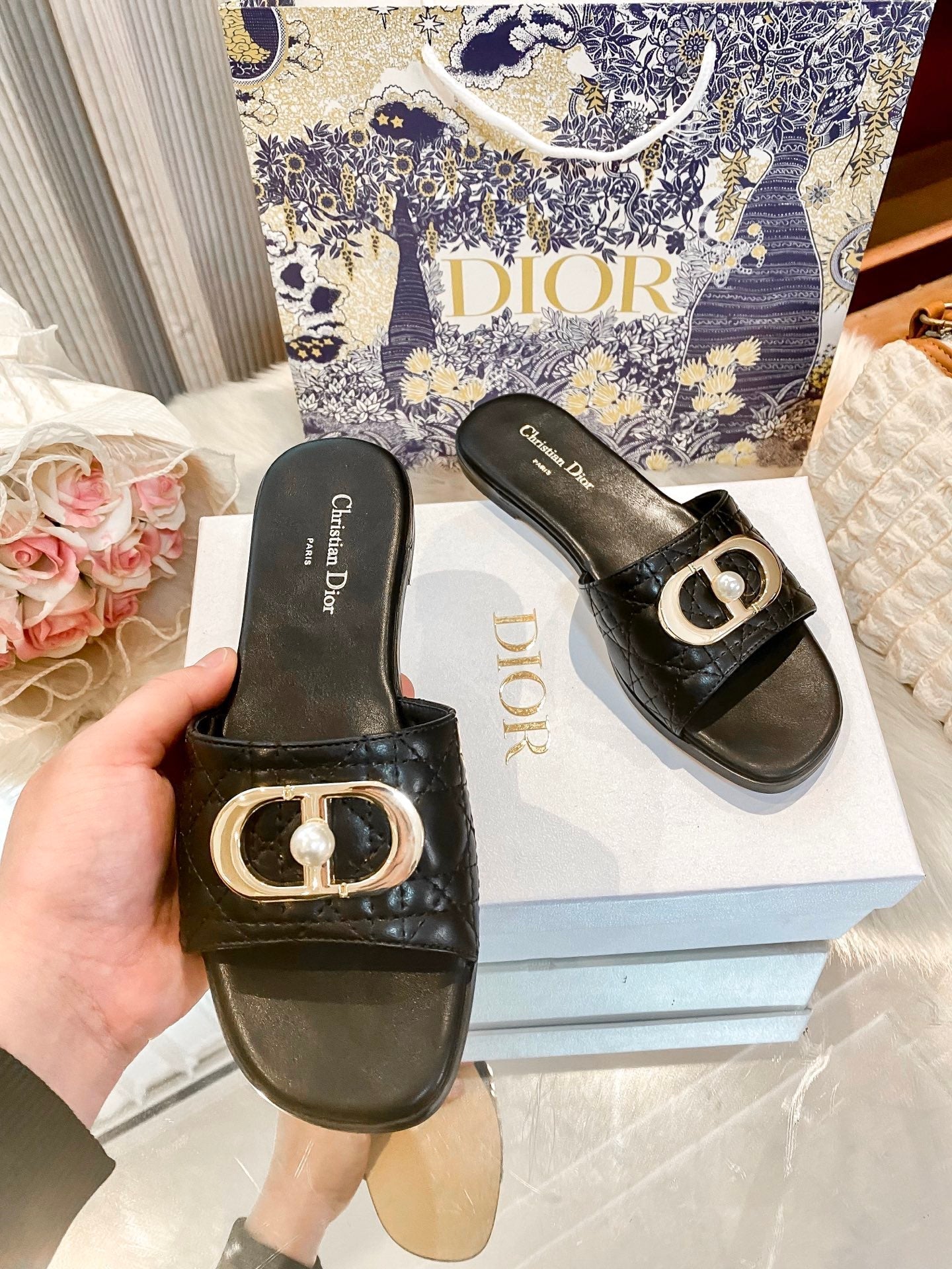 High-end diamond-quilted single-strap flat slides with pearl rings