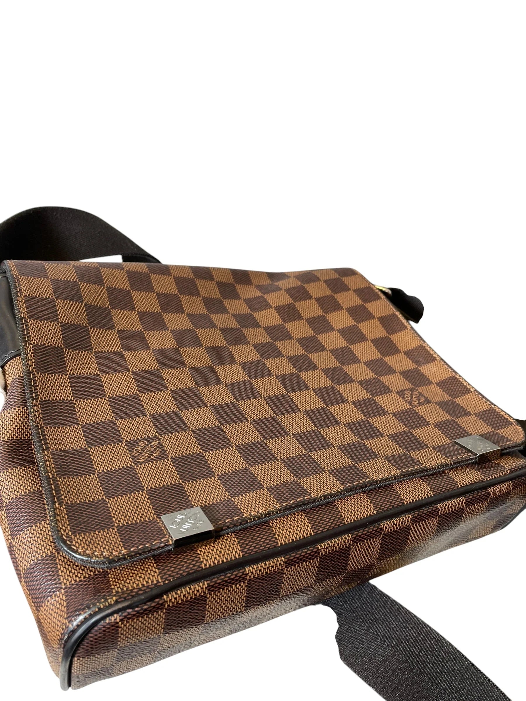 Crossbody Luxury Designer By Louis Vuitton, Size: Medium