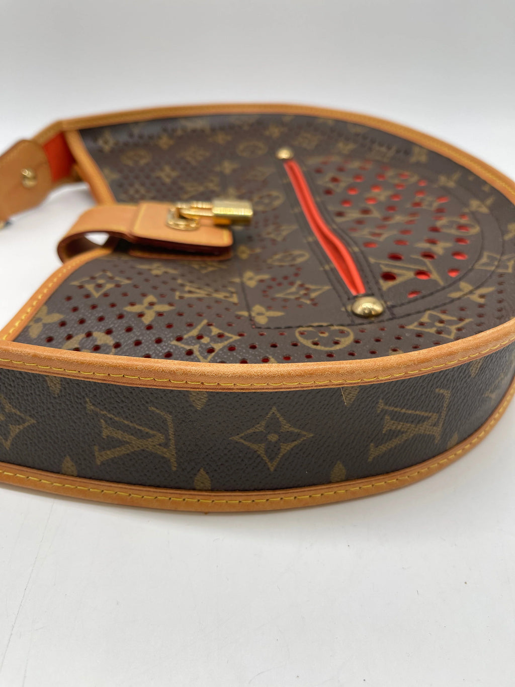 Handbag Luxury Designer By Louis Vuitton, Size: Medium