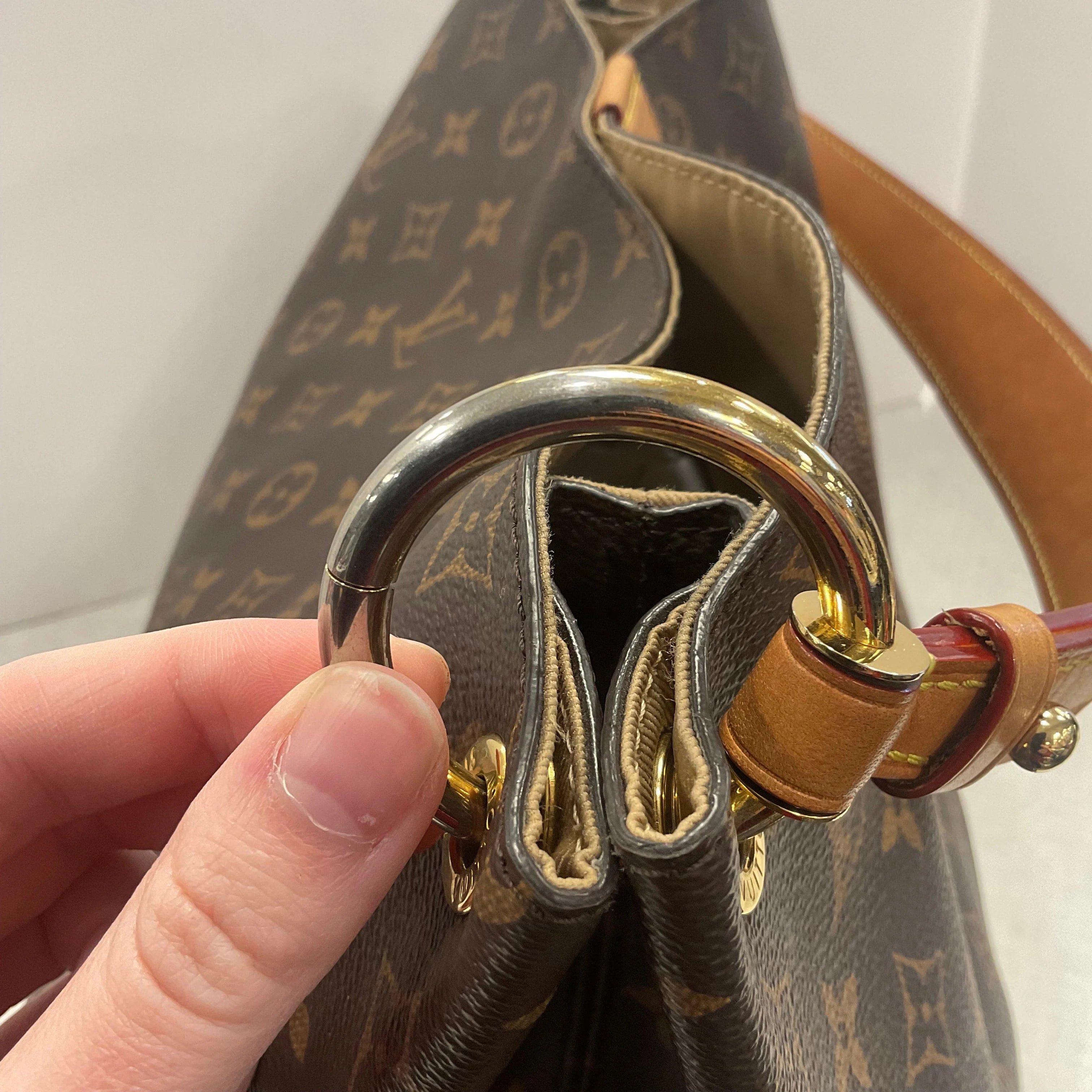 Handbag Luxury Designer By Louis Vuitton, Size: Large