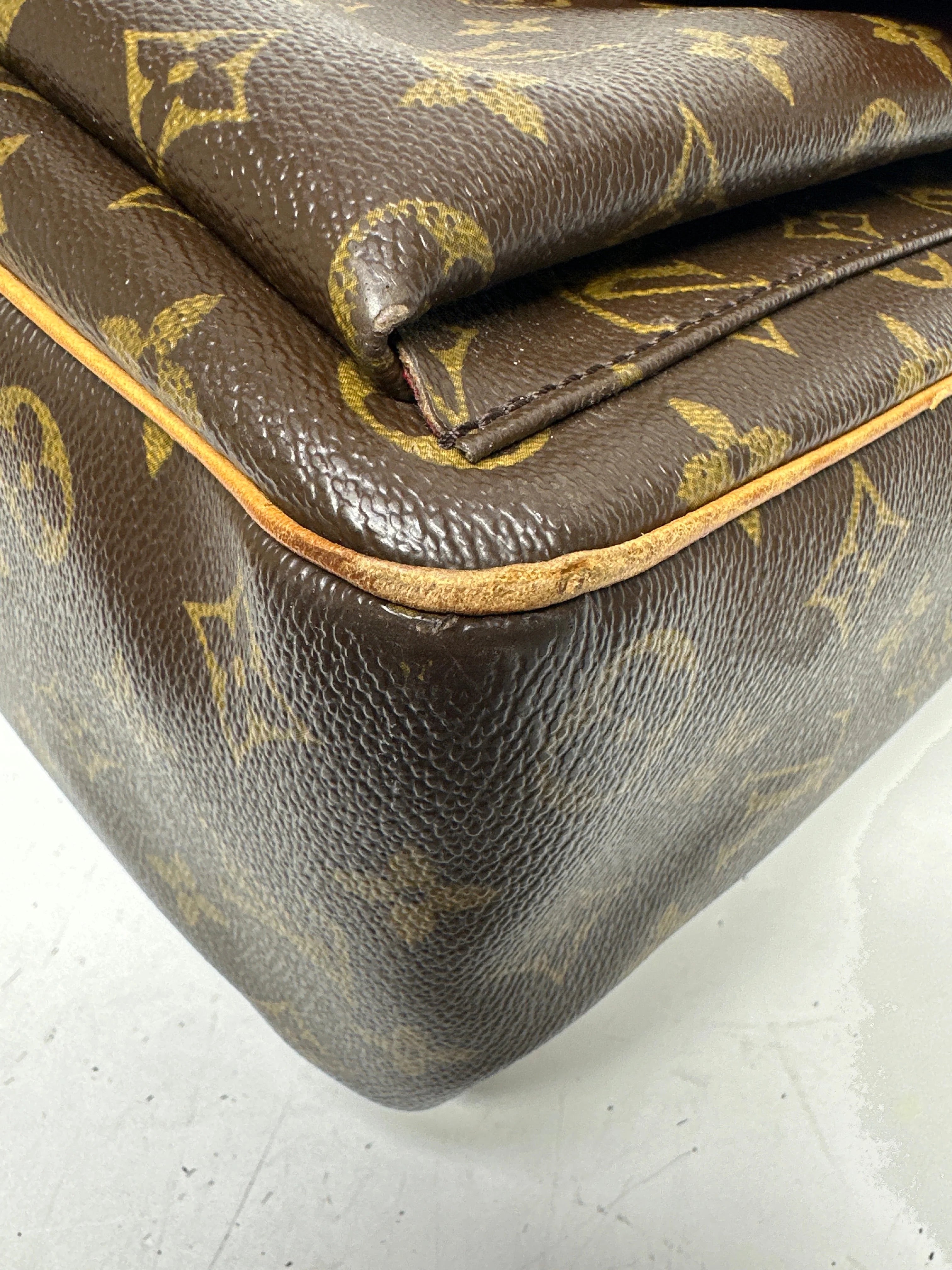 Handbag Luxury Designer By Louis Vuitton, Size: Medium