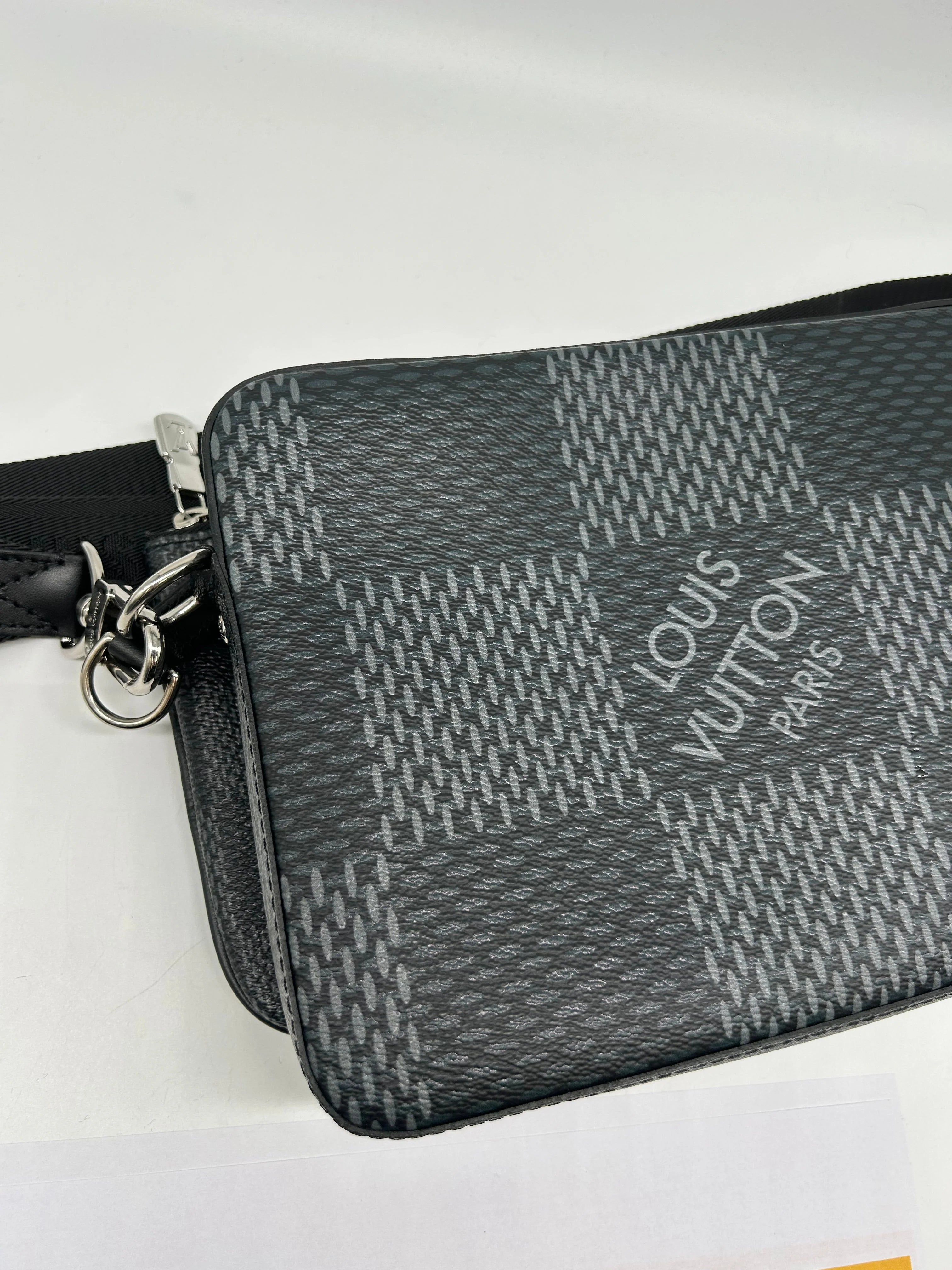 Crossbody Luxury Designer By Louis Vuitton, Size: Medium