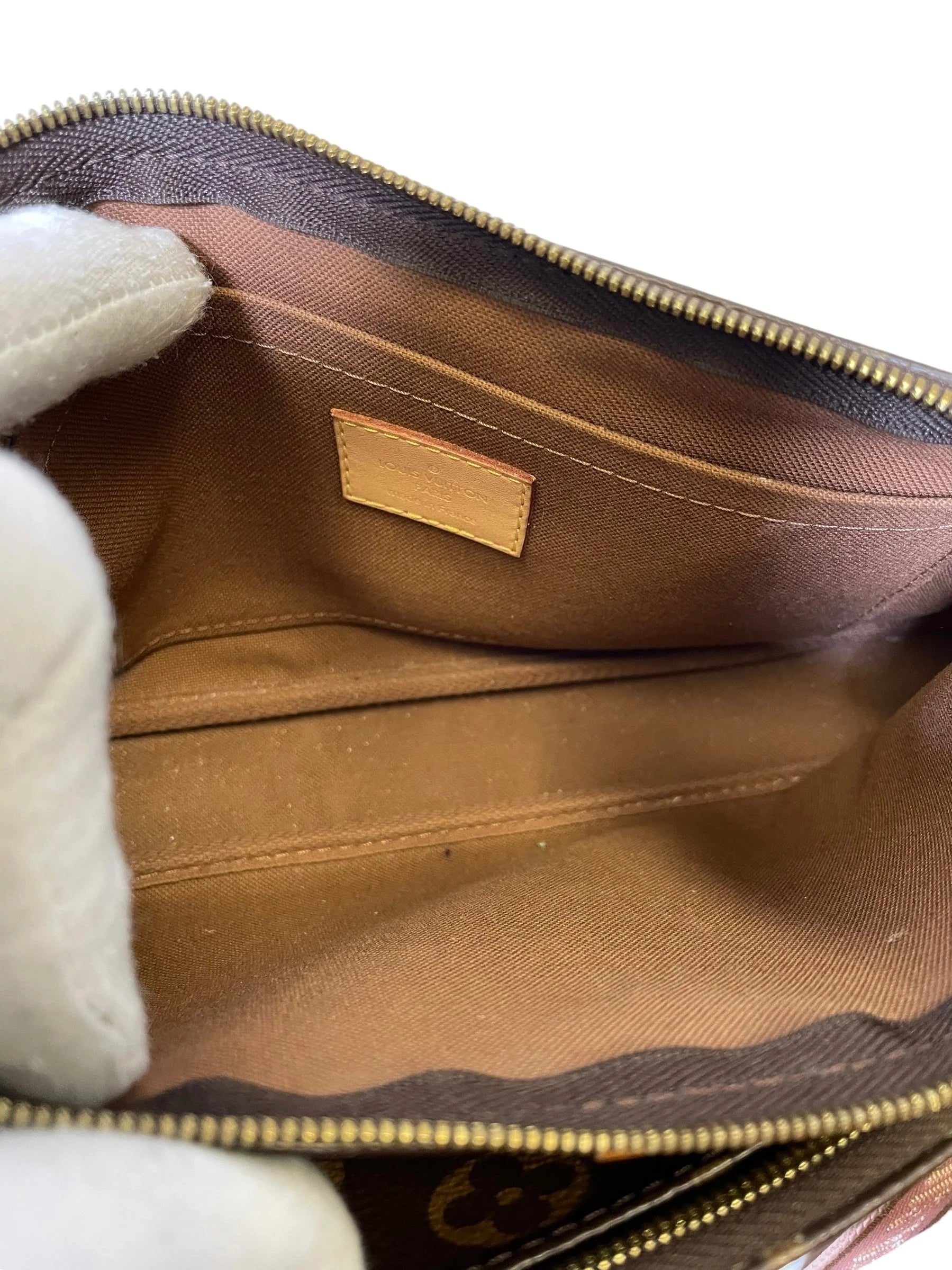 Crossbody Luxury Designer By Louis Vuitton, Size: Medium